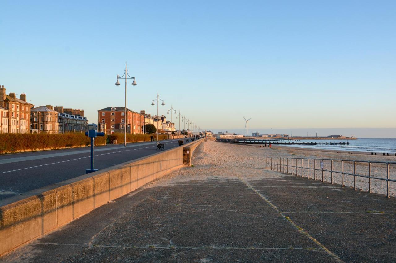Sea Views Stunning 2 Bedroom Apartment # Lowestoft Exterior photo